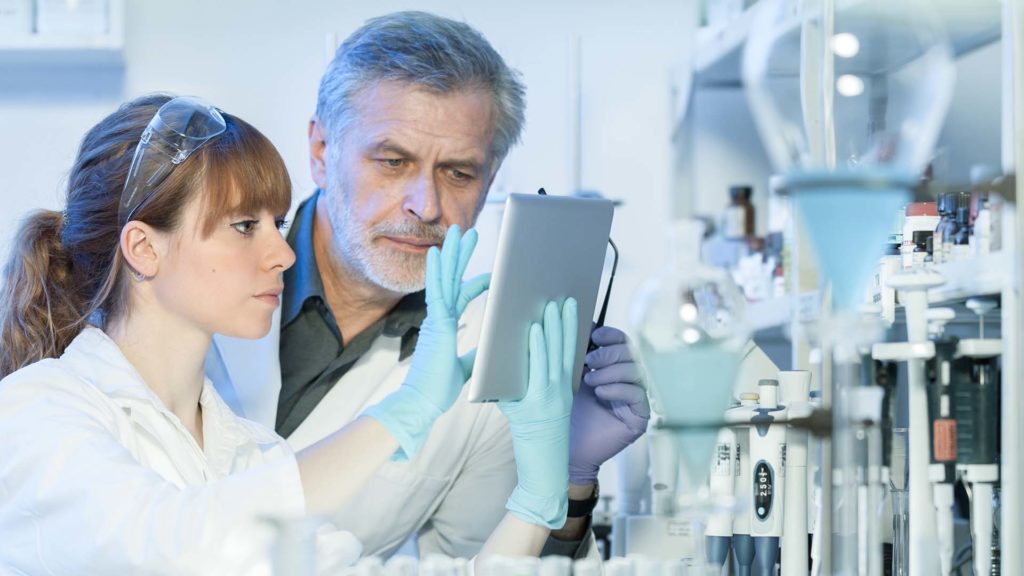 Deux techniciens de laboratoire en