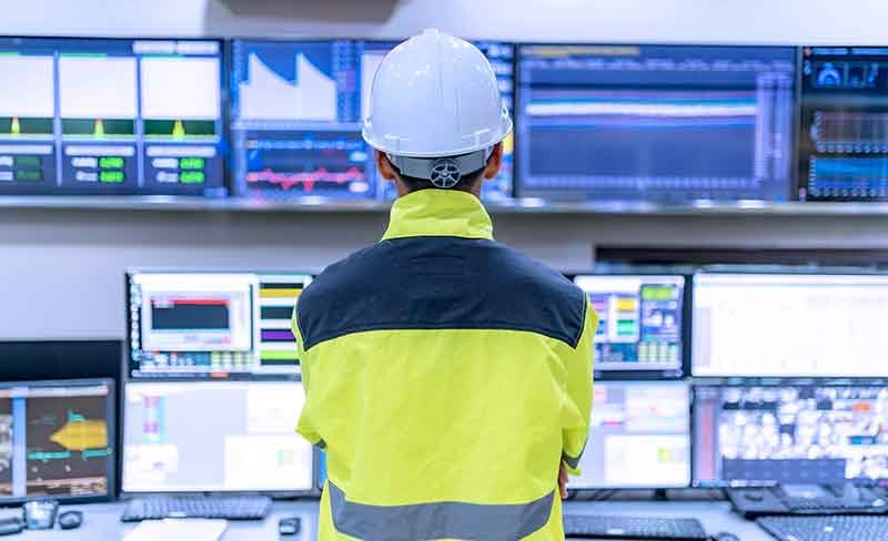 Un ingenieur est en train de piloter les activites de l'atelier via des solutions digitales