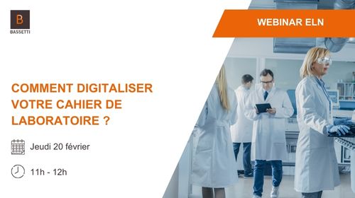 Ingenieur en laboratoire utilise un cahier de laboratoire electronique