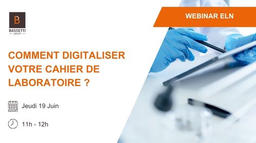 Une technicienne de laboratoire enregistre les essais dans un cahier de laboratoire electronique
